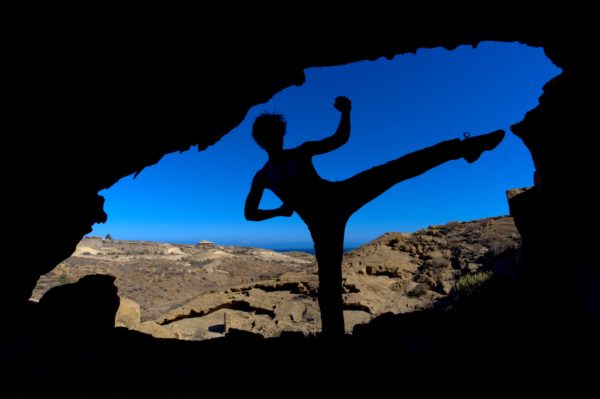 Teneriffa: Silhouetten unter der Felsenbrücke von Tajao